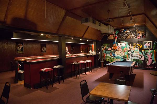 Lucky Boys Bar